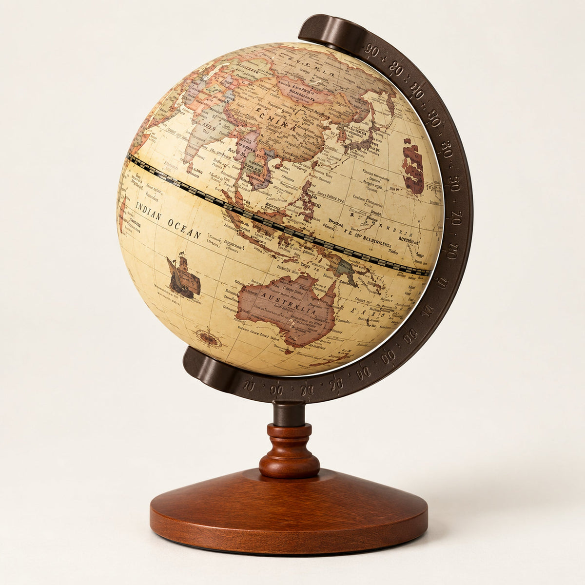 Globe terrestre bois vintage, vue trois-quarts