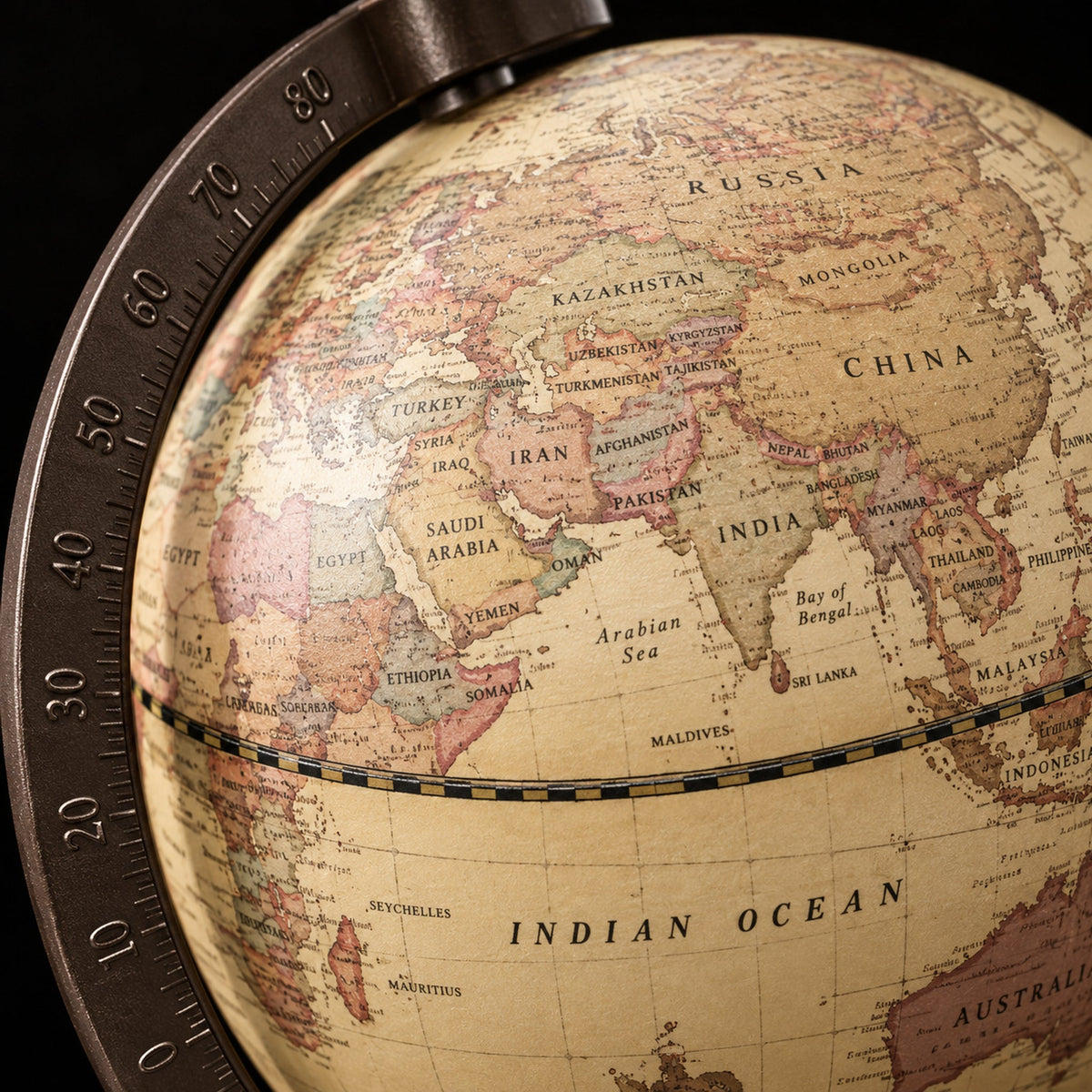 Détail de la cartographie du globe bois vintage
