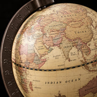 Détail de la cartographie du globe bois vintage