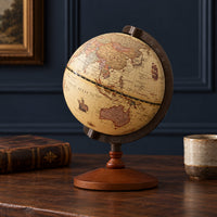 Globe bois vintage sur une console en noyer