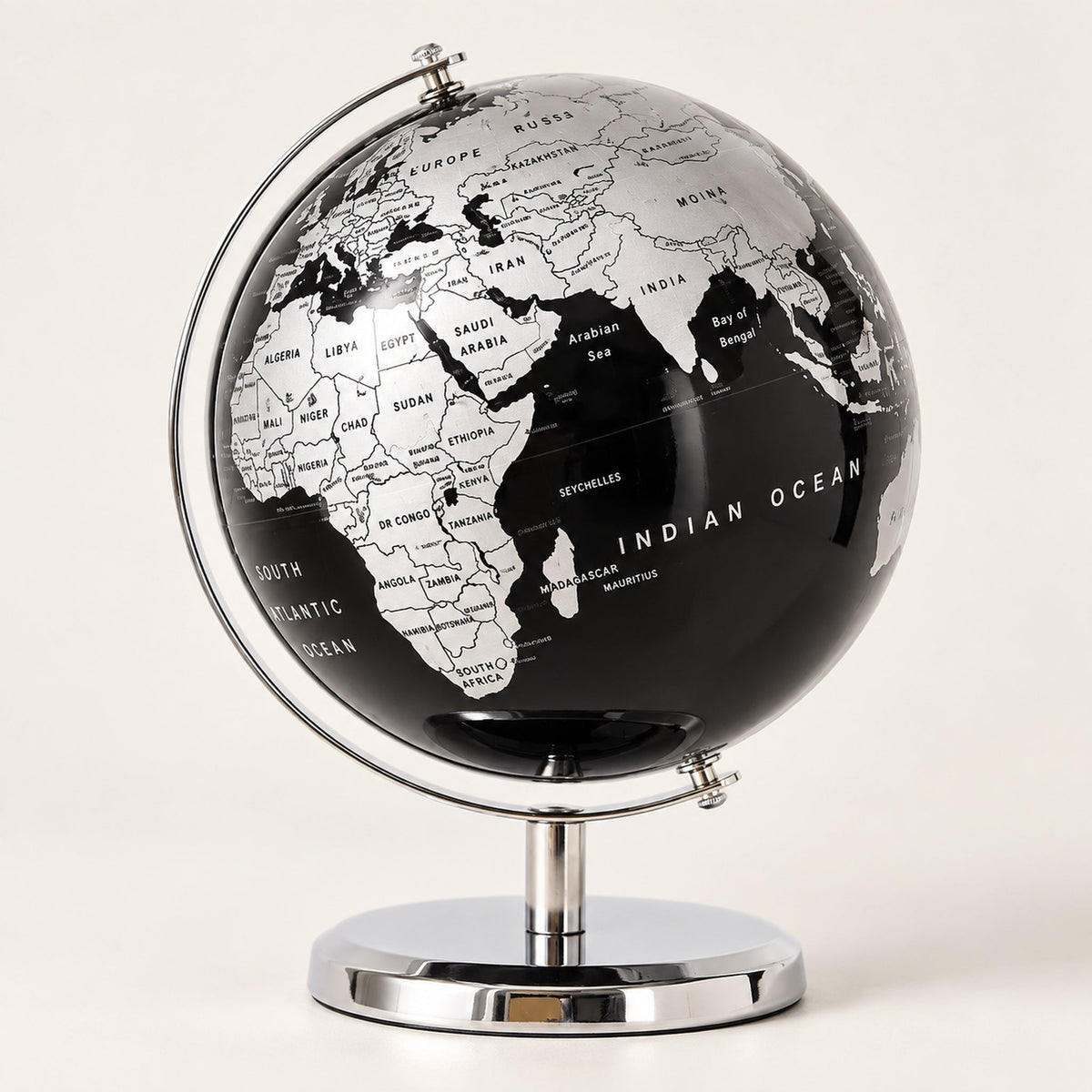 Globe Terrestre Deco Noir Et Argenté Métal — vue trois-quarts