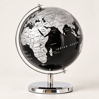 Globe Terrestre Deco Noir Et Argenté Métal — vue trois-quarts