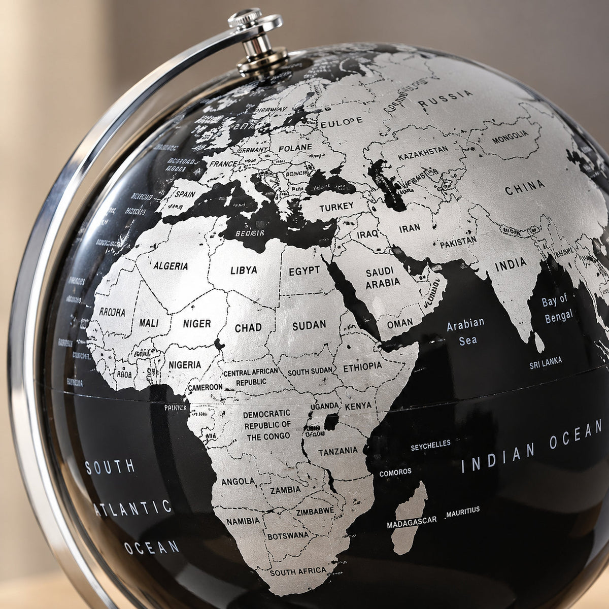 Globe Terrestre Deco Noir Et Argenté Métal — détail de la cartographie