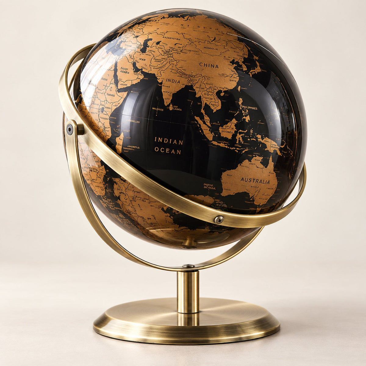 Globe Terrestre Décoration Noir Et Doré — vue trois-quarts