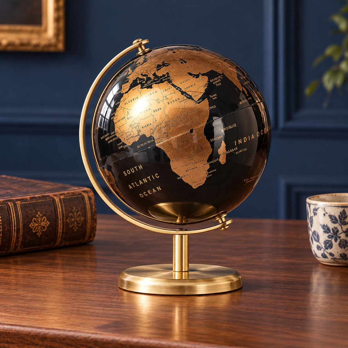 Globe Terrestre Petit De Table Noir Et Bronze — mise en situation