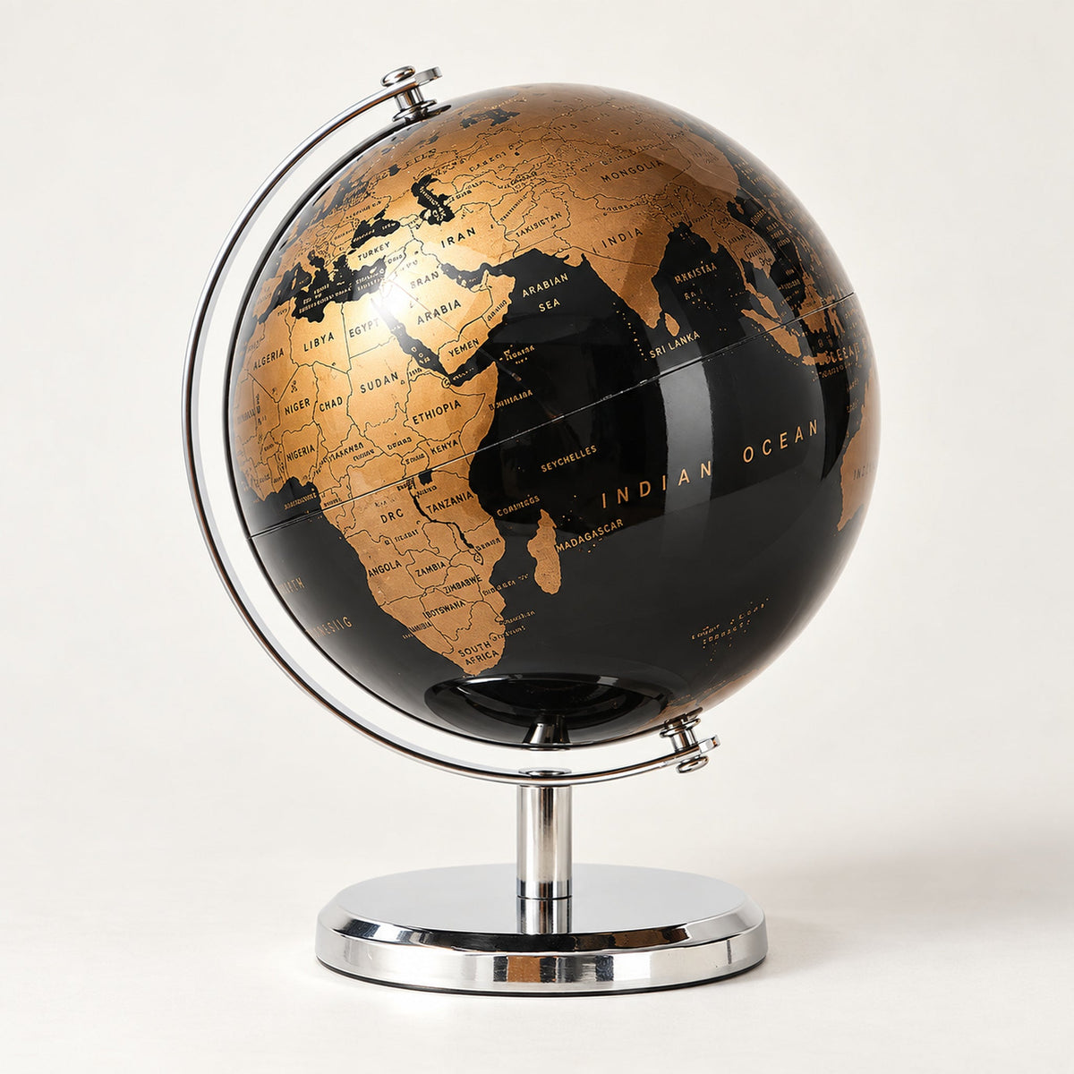 Globe Terrestre Vintage Noir Et Doré — vue trois-quarts